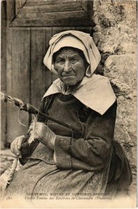 CPA Vieille Femme des Environs de Chateaulin - Type - Folklore (1033454)