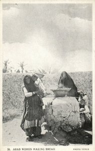 PC CPA IRAQ, ARAB WOMEN MAKING BREAD, VINTAGE POSTCARD (b16179)