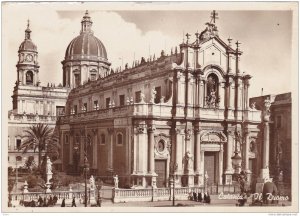 RP: Catania , Italy , 30-40s ; Il Duomo