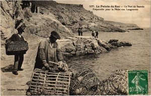 CPA La Pointe du Raz - Le Port de Bestree - Preparatits pour la Peche (1033161)