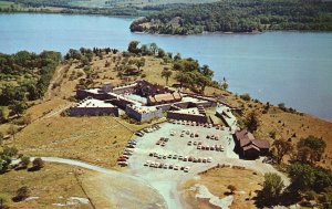 Cartão postal antigo Fort Ticonderoga estacionamento log houses Lake Champlain Nova York-