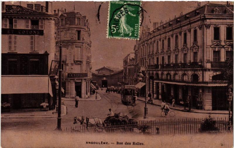 CPA ANGOULEME - Rue des Halles (519056)