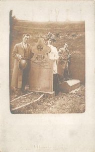 RPPC CEMETERY WILLIAM WILLIAMS WALES UK REAL PHOTO POSTCARD (1912)