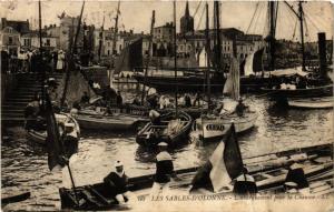 CPA Les SABLES-d'OLONNE Embarquement pour la CHAUME (394085)