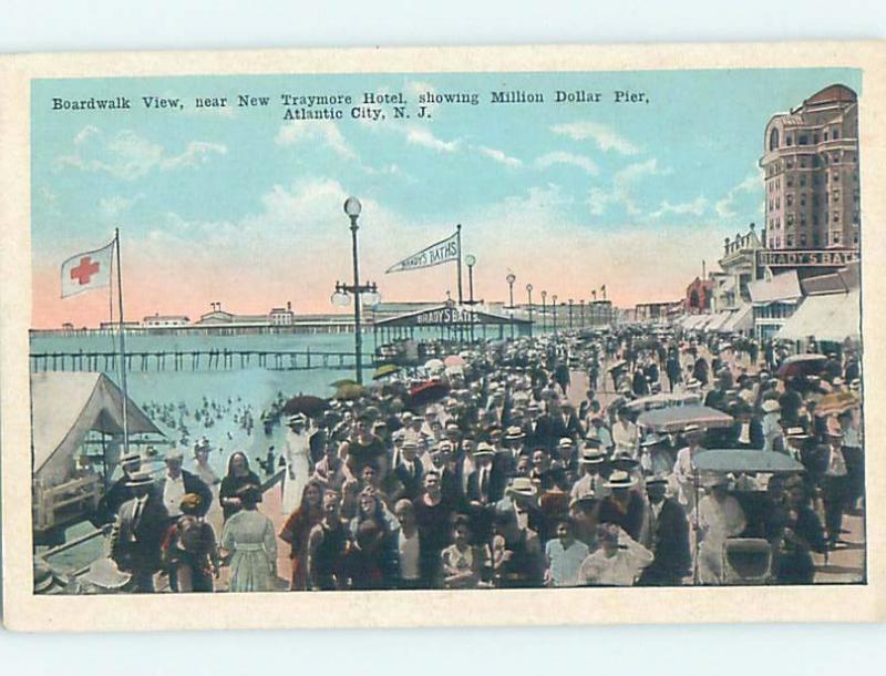 Unused W-Border PEOPLE ON BOARDWALK AT TRAYMORE HOTEL Atlantic City NJ B1740