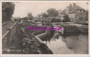 Berkshire Postcard - Sonning Lock. River Thames, Near Reading, Posted  RS37862