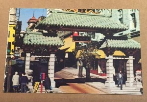 VINTAGE 1981 USED POSTCARD CHINA GATE ENTRANCE TO CHINATOWN, SAN FRANCISCO CAL.