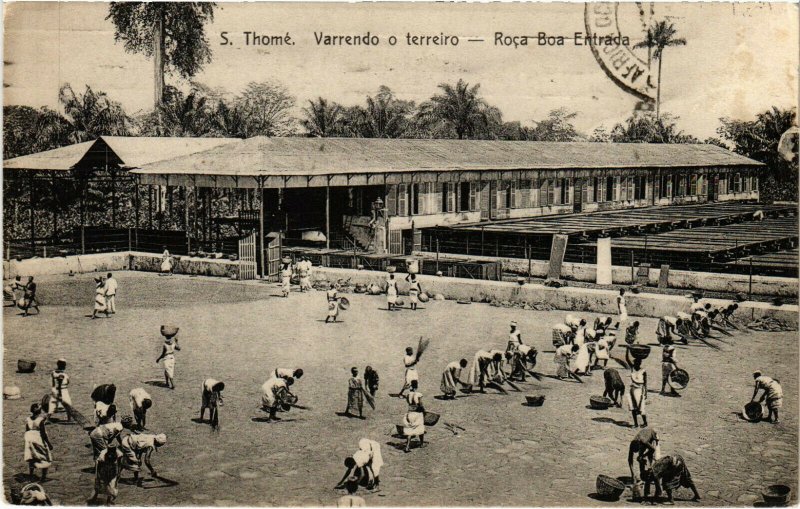 PC CPA ANGOLA, S. THOMÉ, VARRENDO O TERREIRO, VINTAGE POSTCARD (b20844)