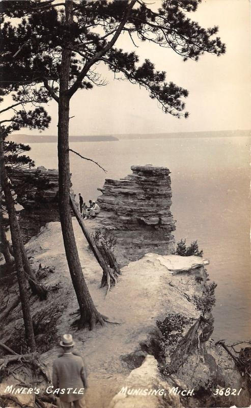 Munising Michigan~Miner's Castle~Family Sitting on Rocks~Man on Trail~1939 RPPC