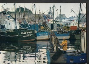 France Postcard - Concarneau - Chalutiers Devant La Ville Close MB2398