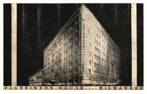 Milwaukee WI, 1948 Plankinton House Rooms With Bath And Radio Vintage Postcard
