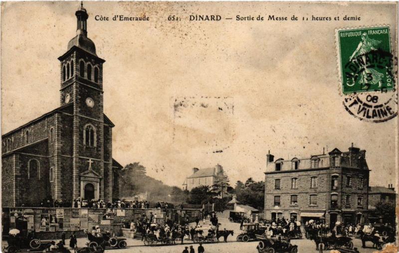 CPA Cote d'Emeraude - DINARD - Sortie de Messe de le heures et demie (356988)