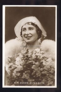 r3569 - Queen Elizabeth portrait with flowers - postcard