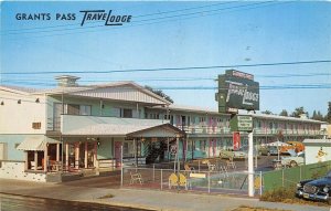 Grant Pass Oregon 1963 Postcard Travelodge Motel Cars Pool