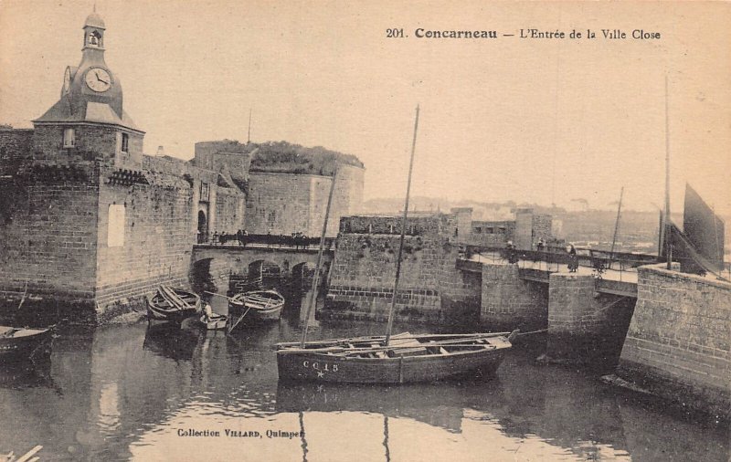 C043 France Concarneau L'Entree de la ville Close vintage postcard