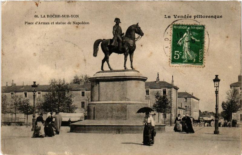 CPA La ROCHE-sur-YON Place d'Armes et statue de Napoleon (393934)
