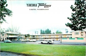 Yakima, WA Washington  YAKIMA TRAVELODGE  Roadside Motel 50's Cars  Postcard