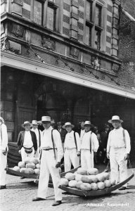 US79 Netherlands Alkmaar kaasmarkt cheese market producers real photo