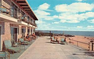 ME, Maine  WELLS BEACH MOTOR INN  Guests Sunbathing ROADSIDE  Chrome Postcard