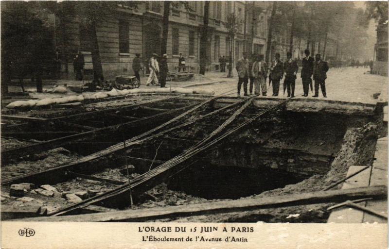 CPA L'ORAGE DU 15 JUIN a PARIS (8e) Éboulement de l'Av d'Antin (199806)