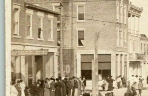 Bellevue IA~Front Street~Hansen's Cash for Eggs~Crowd~Vintage LP# Cars~1915 RPPC 