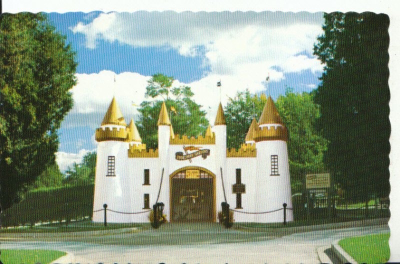 Canada Postcard - Entrance Castle, Storybook Gardens, London, Ontario Ref 18189A