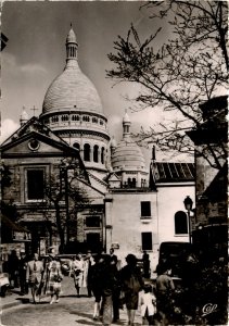 Paris, L'Eglise St-Pierre, Sacré-Cœur, Mr. & Mrs. Postcard