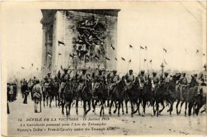 CPA MILITAIRE La Cavalerie passant sous l'Arc de Triomphe (316141)