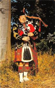 B89040 the pipe major with the royal highland fusiliers types  scotland 14x9cm