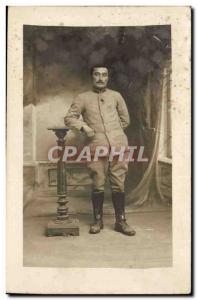 Militaria - sodat - Soldier leaning againt podium - Old Postcard