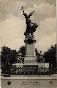 CPA VICHY Statue de la République (266859)