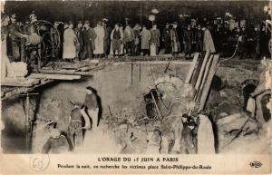 CPA L'ORAGE DU 15 JUIN a PARIS (8e) La nuit, recherche les victimes (193119)