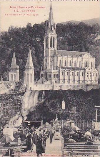 France Lourdes La Grotte et la Basilique