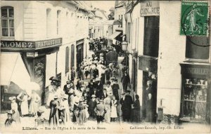 CPA LILLIERS Rue de l'Église a la sortie de la messe (809817)