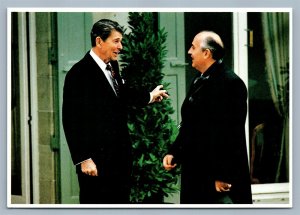 RUSSIAN PRESIDENT GORBACHEV MEETING w/ GEORGE BUSH VINTAGE POSTCARD