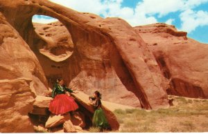 US    PC4068  SANDSTONE MONUMENTS,  MONUMENT VALLEY, ARIZONA-UTAH BORDER