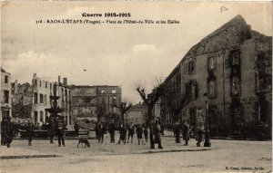 CPA Guerre RAON-l'ÉTAPE Place de l'Hotel de Ville et les Halles (401235)