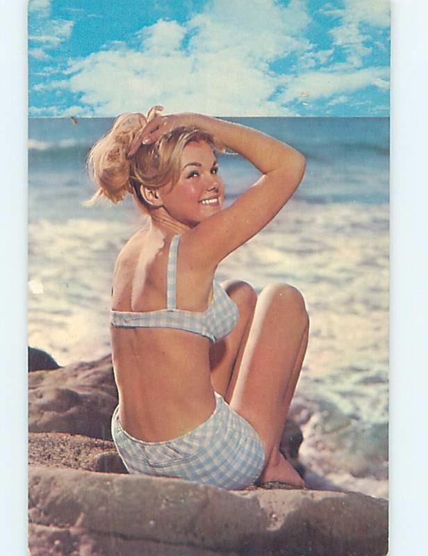 Pre-1980 risque SEXY BLONDE BIKINI GIRL LOOKING OVER HER SHOULDER HL4114