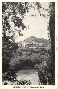 PC NEW ZEALAND, PIPIRIKI HOUSE, WANGANUI RIVER Vintage Postcard (b43901)