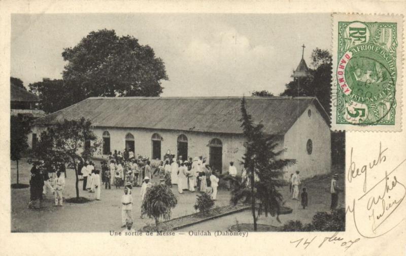 CPA Dahomey Afrique - Sortie de la Messe - Ouidah (86834)