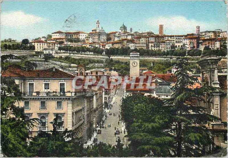 Postcard Modern Bergamo General view of the upper city taking place B Beiotti