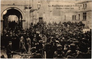CPA MOULINS - La Manifestation devant la Cathédrale (987797)