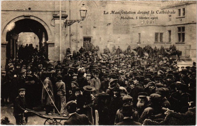 CPA MOULINS - La Manifestation devant la Cathédrale (987797)