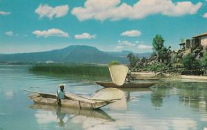 MEXICO PESCADOR TIPICO LAGO DE PATZCUARO MICHOACAN FISHING BOATS