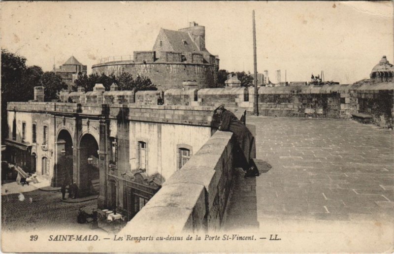 CPA Saint Malo Les Remparts au dessus de la Porte St Vincent (1235288)