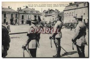 Old Postcard Medaille Pres of a French general forehead salute the flag Milit...