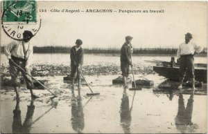 CPA ARCACHON - Parqueur au travail (27746)