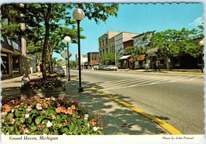 c1980s Grand Haven, Mich. Lovely Town Downtown Postcard Main St Lamp MI Vtg A79