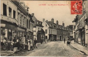 CPA FERE-EN-TARDENOIS La Rue de la Republique (156041)