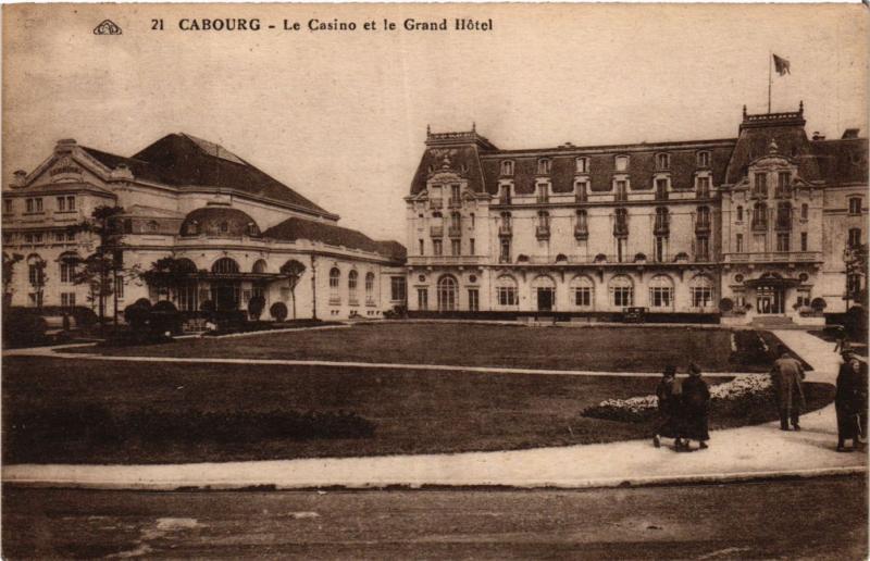 CPA CABOURG - Le Casino et le Grand Hotel (422541)